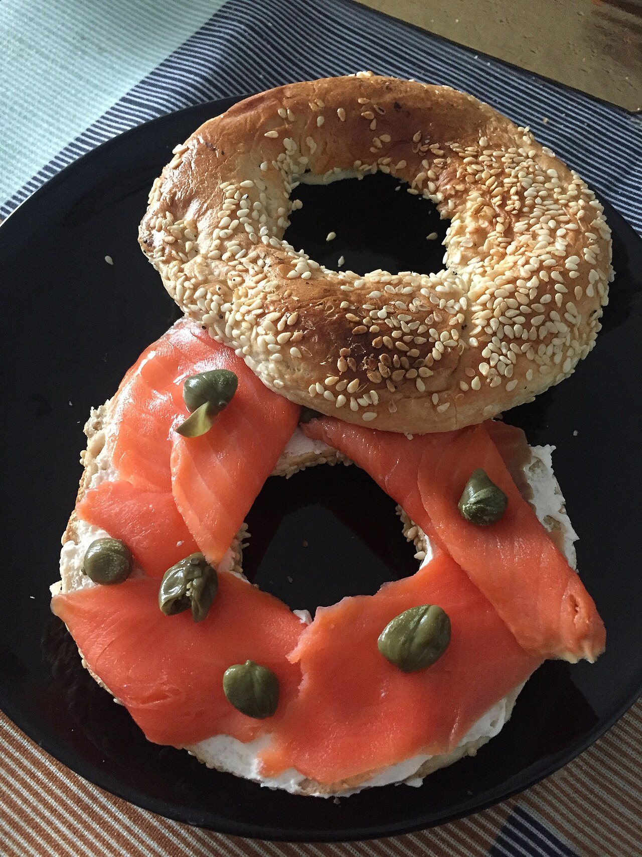 בייגל פרוס עם סלמון כתום וצלפים