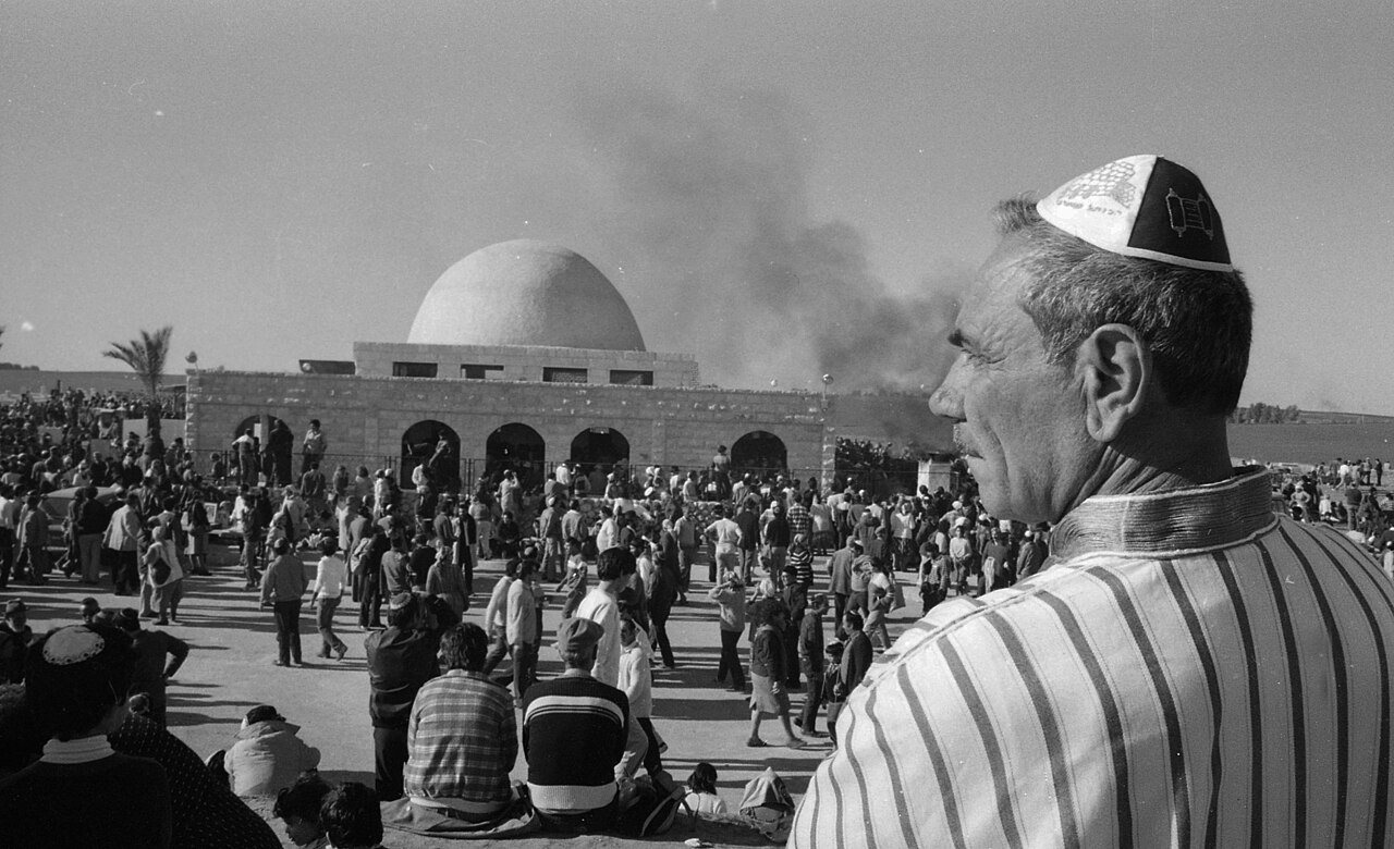 תצלום שחור לבן של המון ליד מבנה קבר עם כיפה