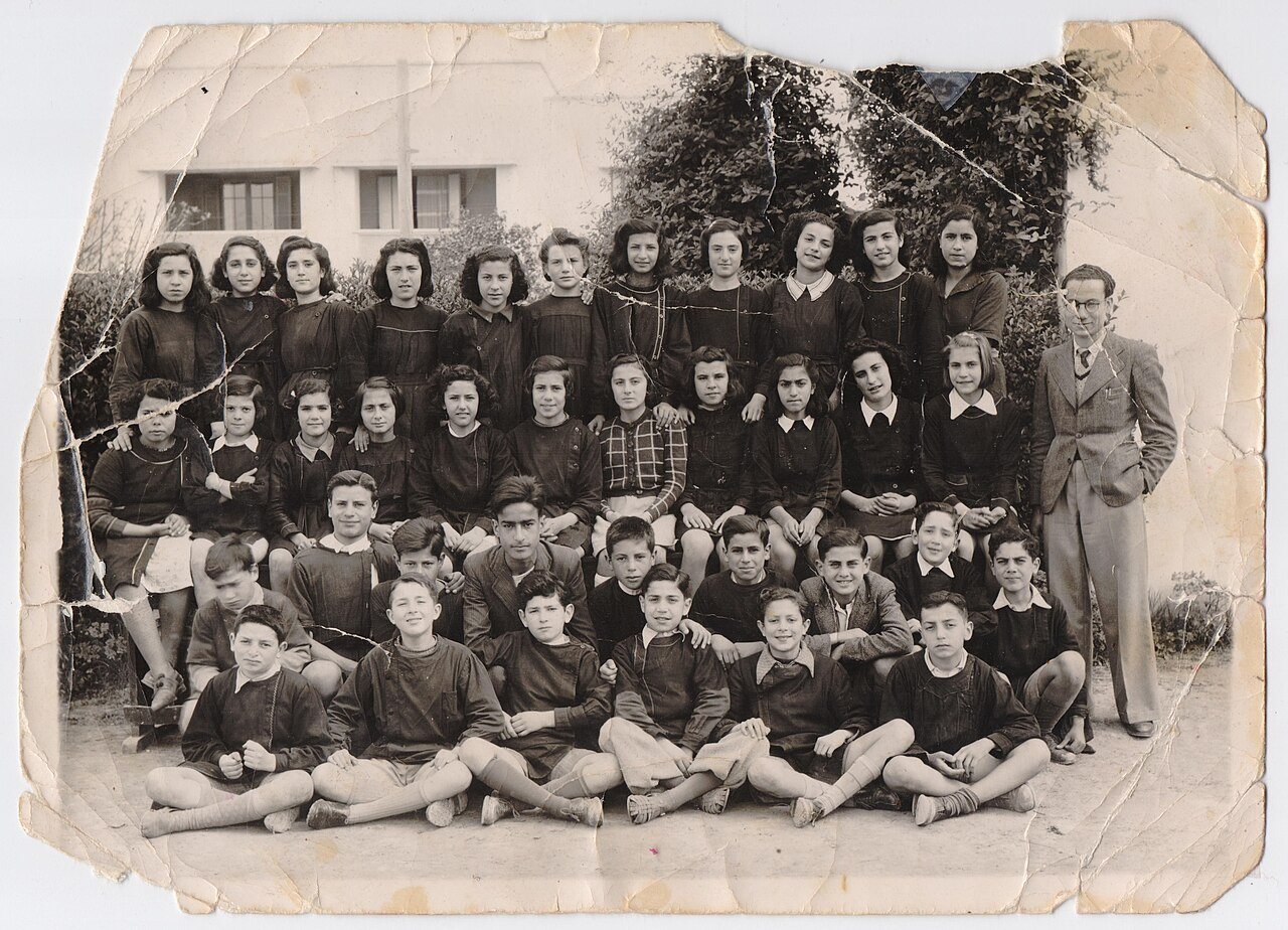 תצלום ישן של כיתה עם מורה