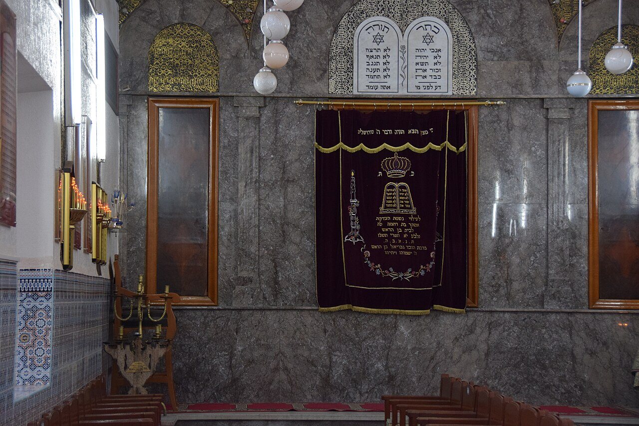 פרוכת בורדו ולוחות הברית בבית כנסת