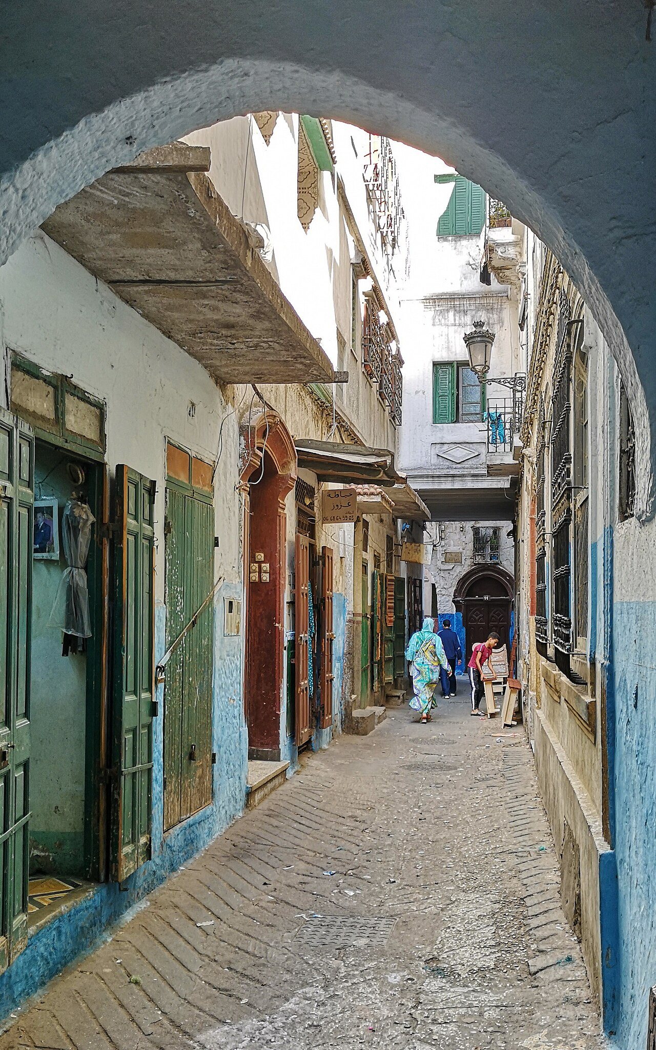 סמטה צרה עם קשת ודלתות ירוקות