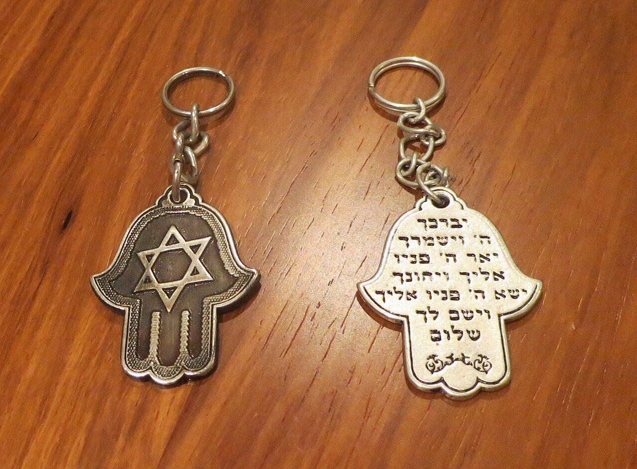שתי חמסות מתכת על שולחן עץ