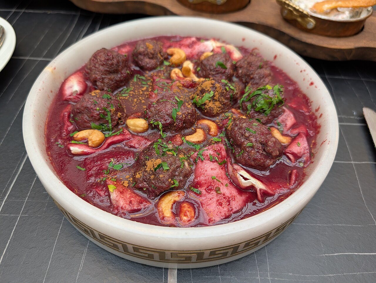 כדורי בשר ברוטב אדום כהה בקערה
